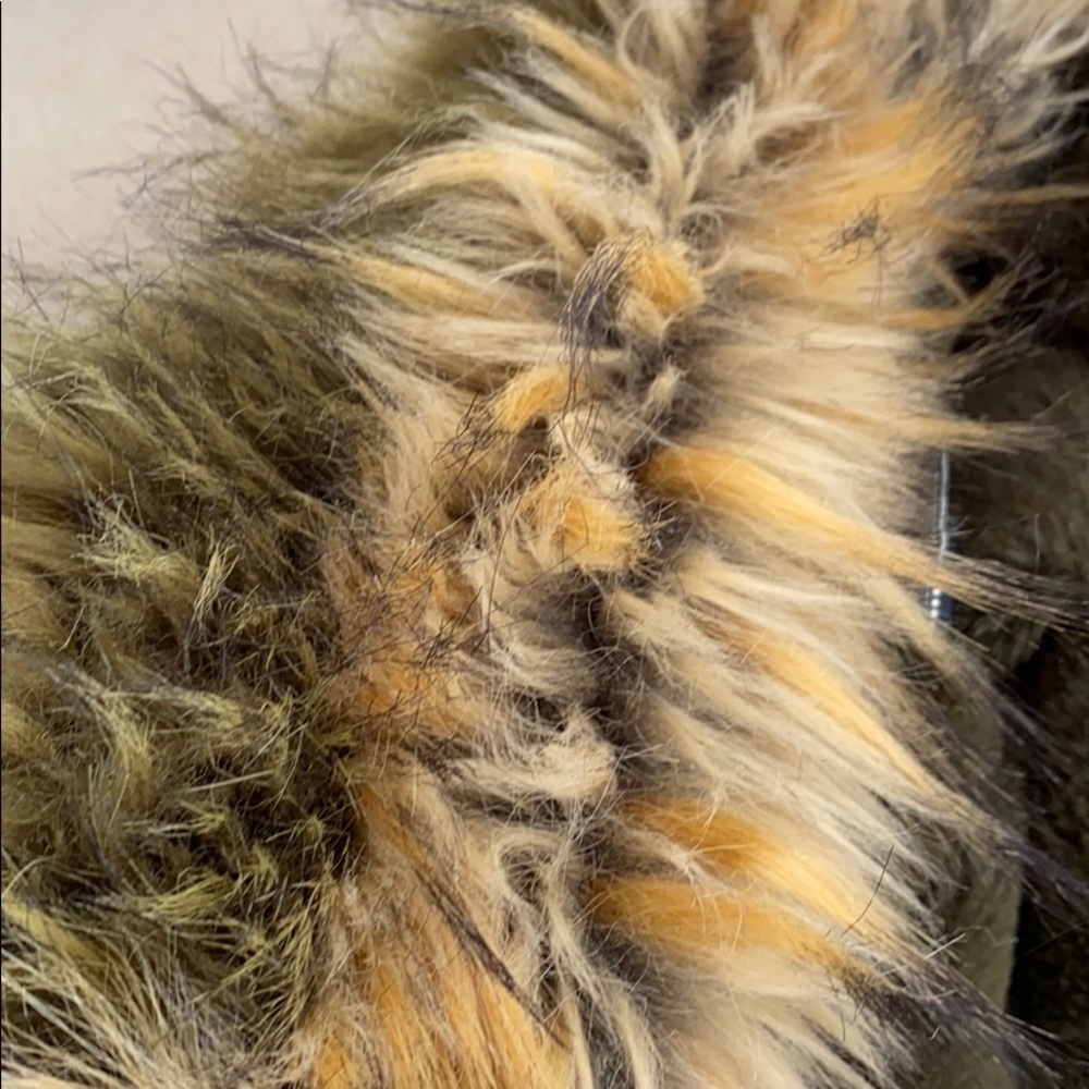 Blank nyc denim jacket with faux fur collar. - Picture 6 of 8